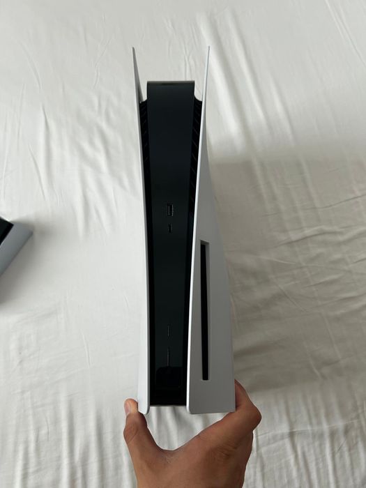 PS5 + 2 controllere + 2 jocuri + incarcator