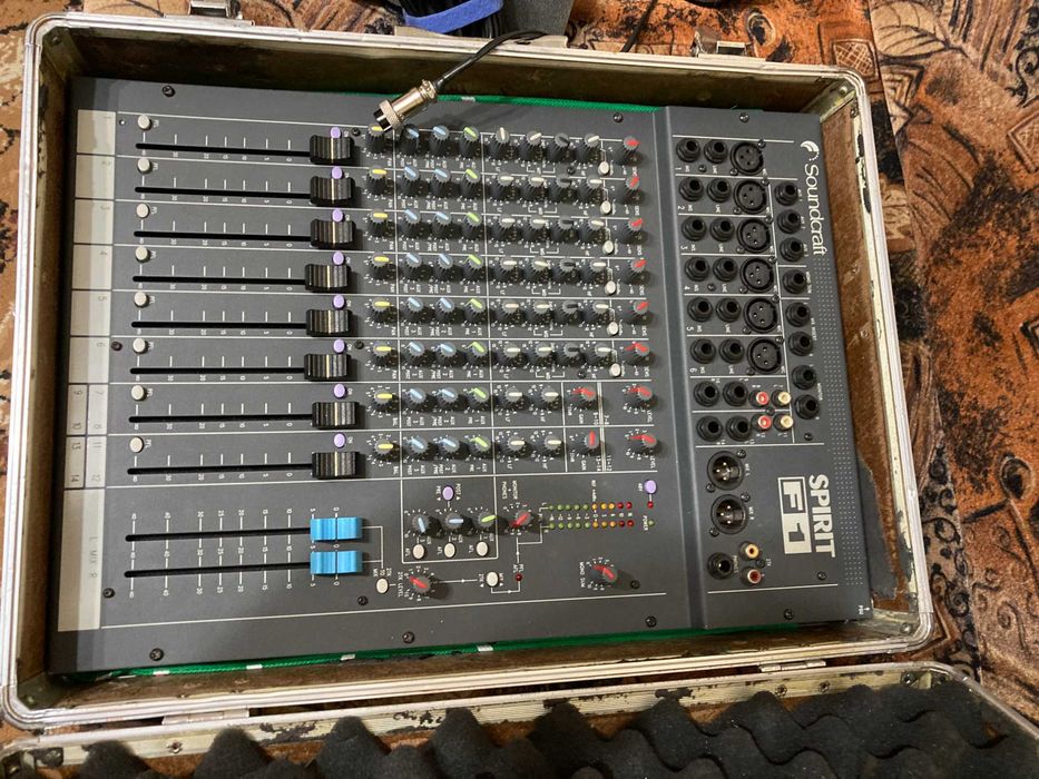 Mixer  Soundcraft Spirit F-1
