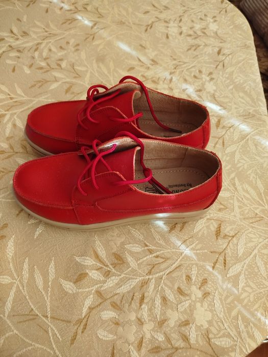 Червени дамски обувки от естествена кожа