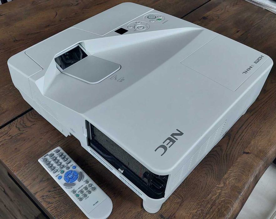 Videoproiector ultra short throw NEC
