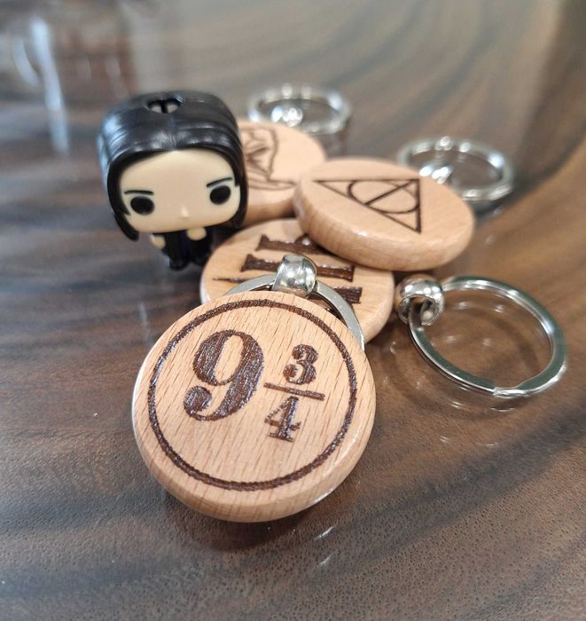 Различни видове дървени ключодържатели и джобчета за чип