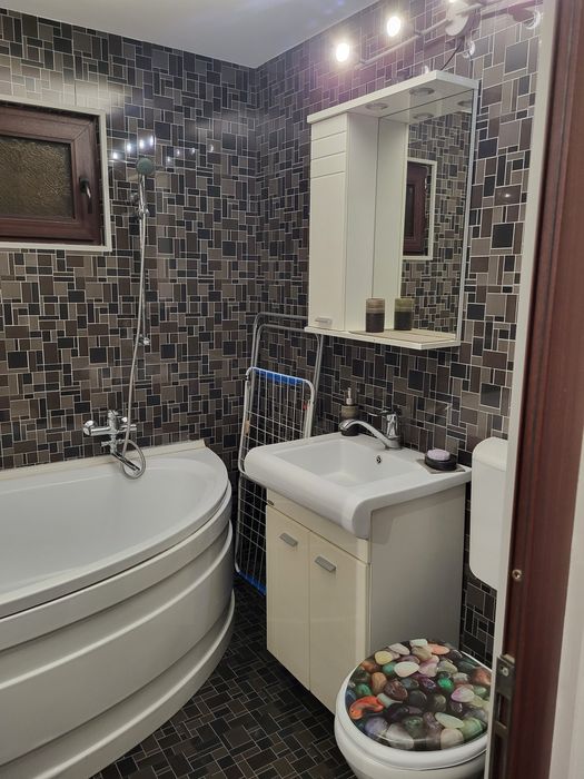 Inchiriez apartament cu 2 camere.