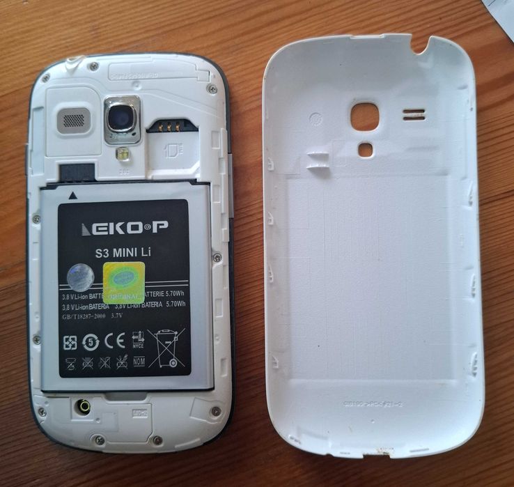 Продавам работещ телефон Samsung Галакси S3 mini, подходящ за ежедневна употреба.
