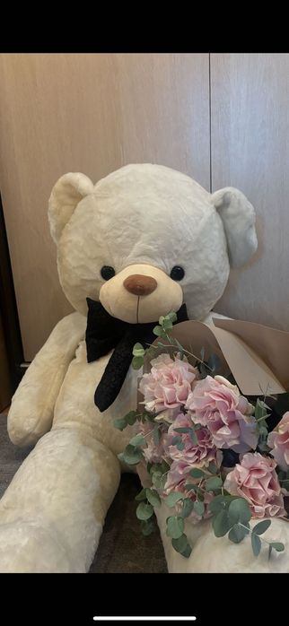 Большая плюшевая мишка с бантом