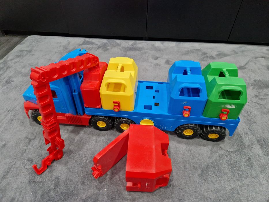 Голям камион с контейнери