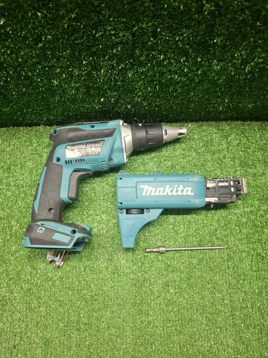 Винтоверт за гипсокартон на Makita DFS452 с допълнителна приставка