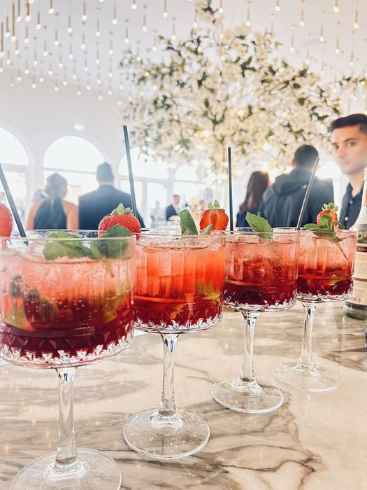 Bar mobil luminat cu mese de cocktail luminate