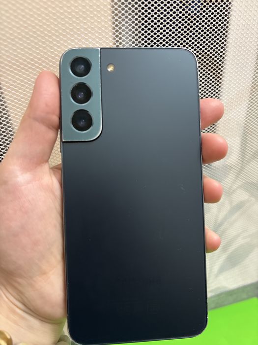 Samsung Galaxy S22+ и Xiaomi Redmi