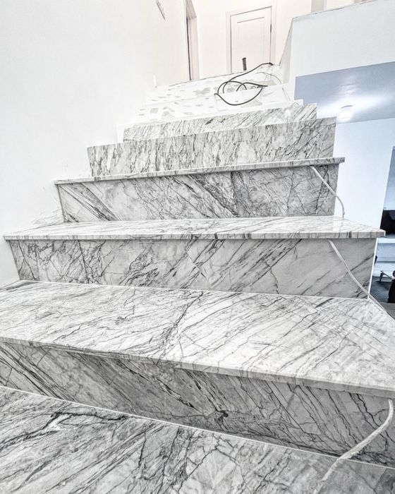 Лестница, ступени натуральный мрамор