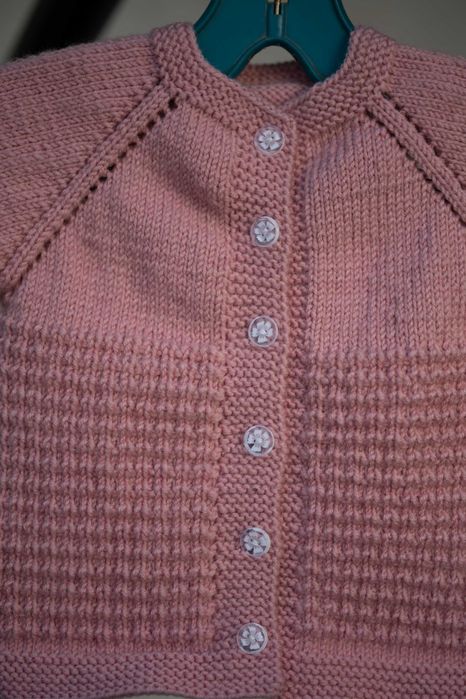 Ръчно плетени детски дрешки.