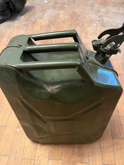 Канистра для бензина 20 литров, б/у