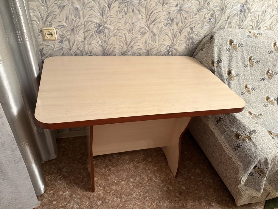 Продам стол кухонный
