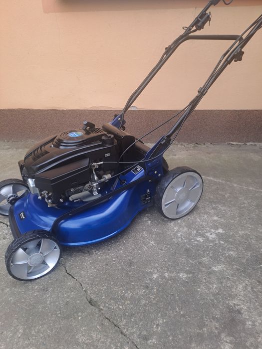 Masina de tuns iarba