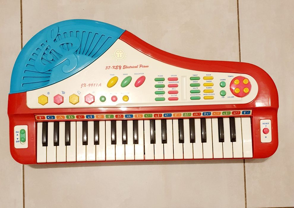 Pianina muzicala cu baterii/ Centru activitati 3in1