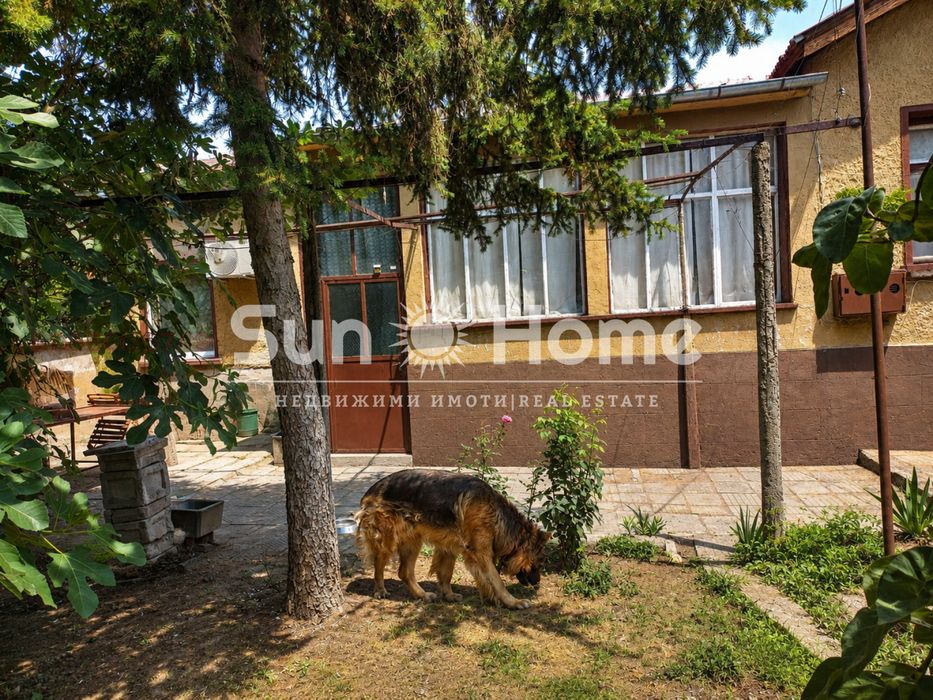 Просторна къща в Харманли: 165 кв.м, частично обзаведена, с гараж и уд