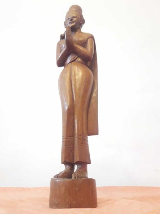 Sculptură rafinată din lemn de suar