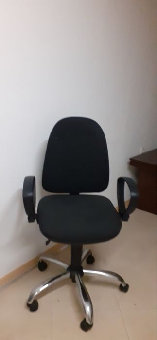 Офис стол - 2бр нови