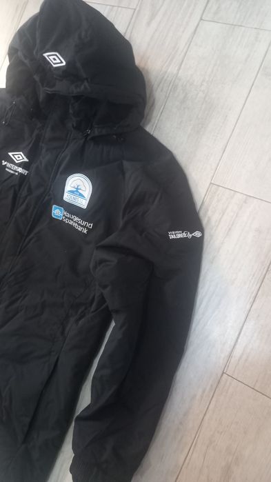 Мъжка футболна шуба размер М  Дължина 80 ,ширина 57 почти не е ползван