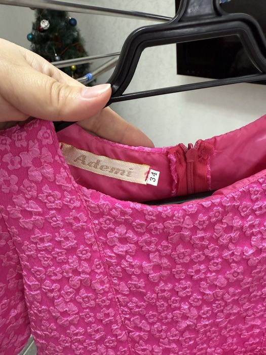 Продам платья на девочкв 5-6 лет