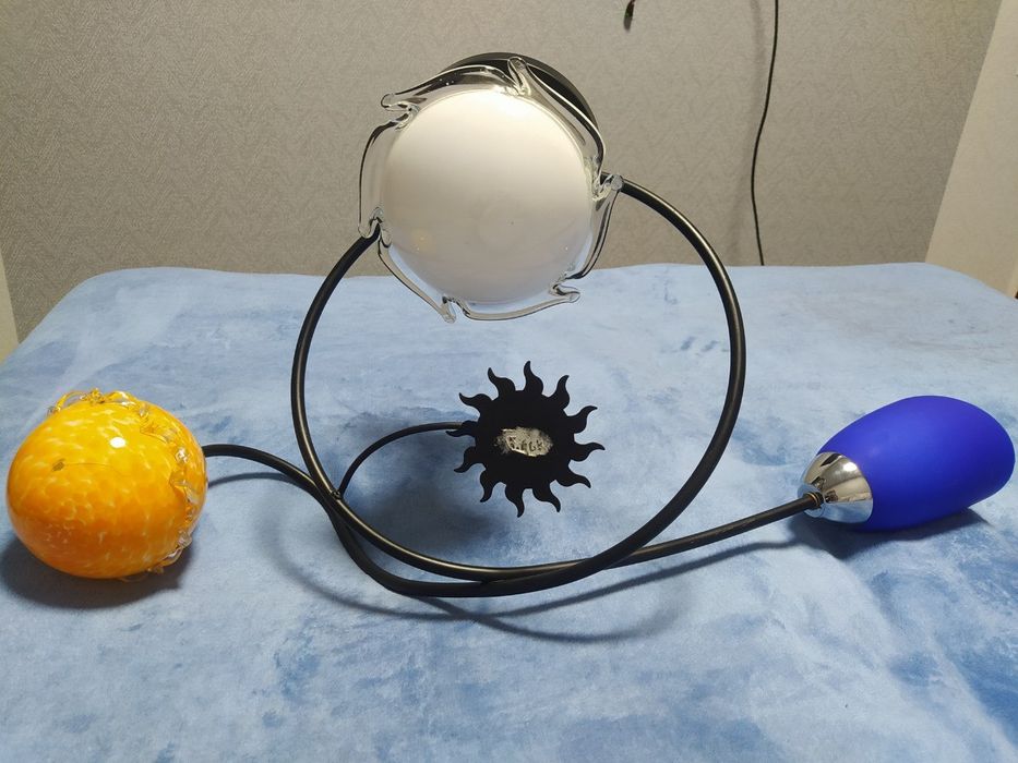 Люстра с тремя плафонами.