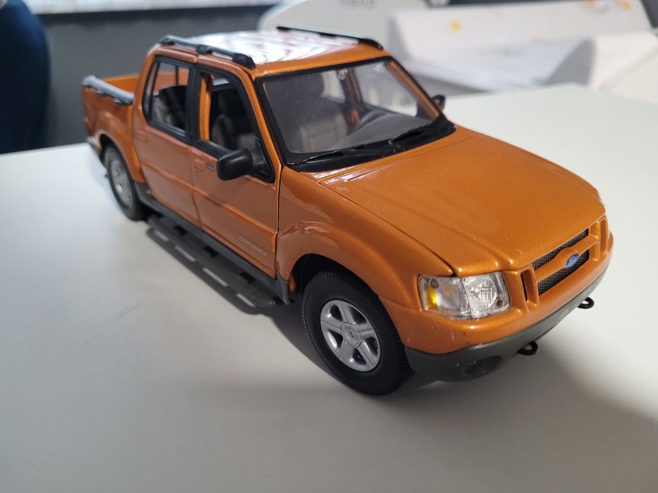 Ford Explorer Sport Trac Orange Maisto модел 1/18 

Отваря