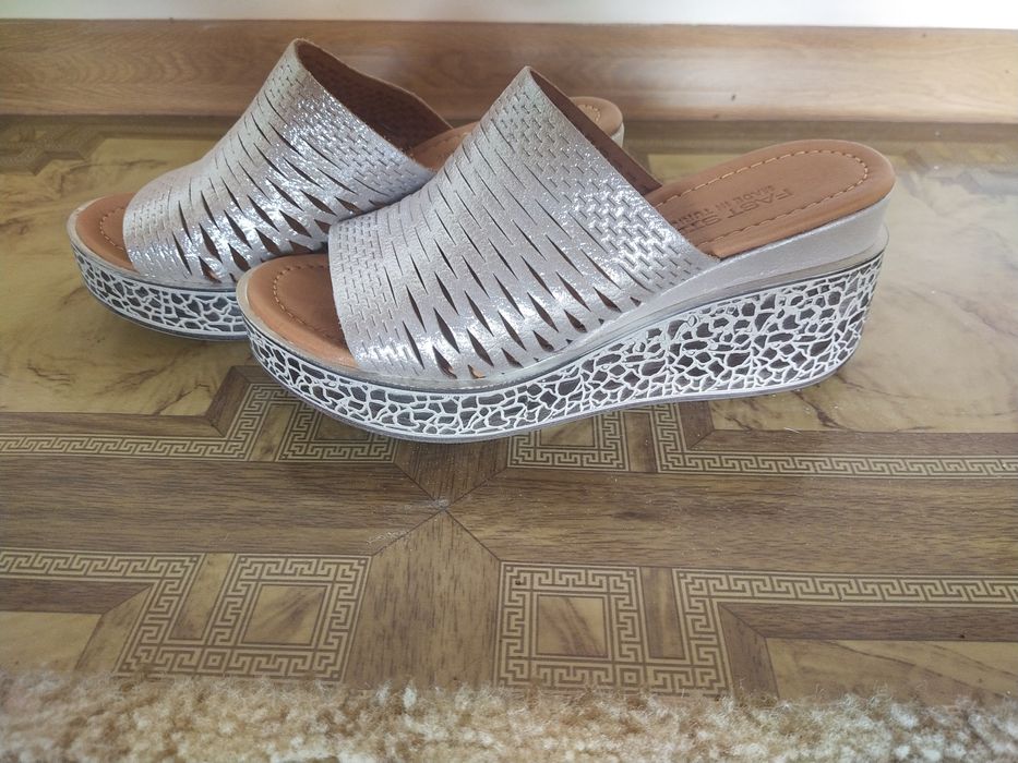 Продам кожанные босоножки