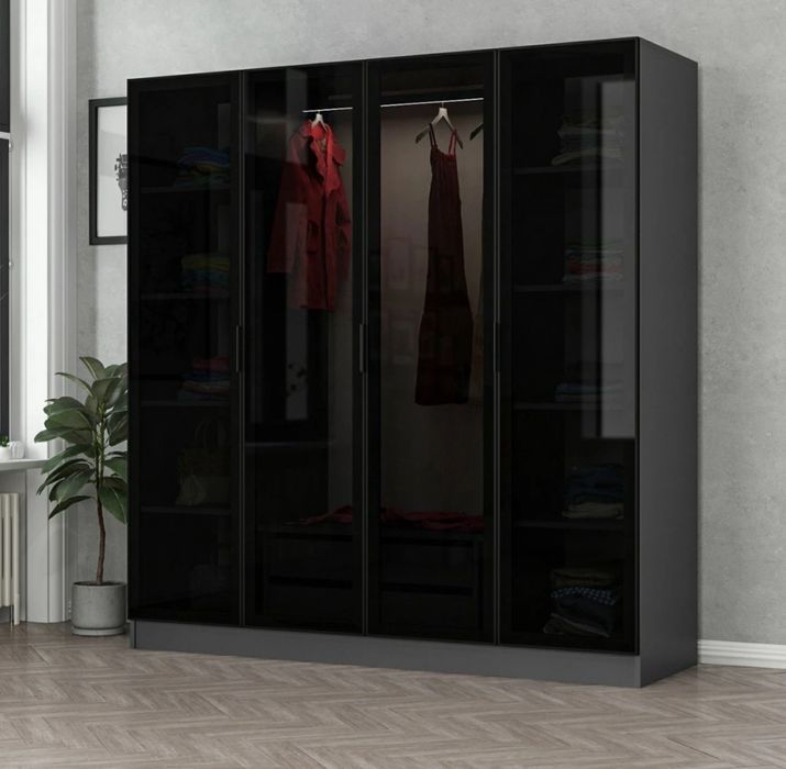Модерен гардероб със стъклени врати