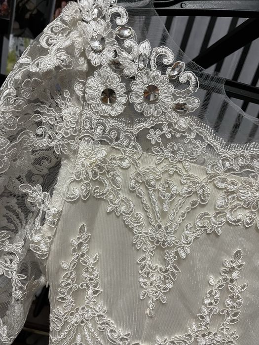 Продам элегантное белое кружевное платье