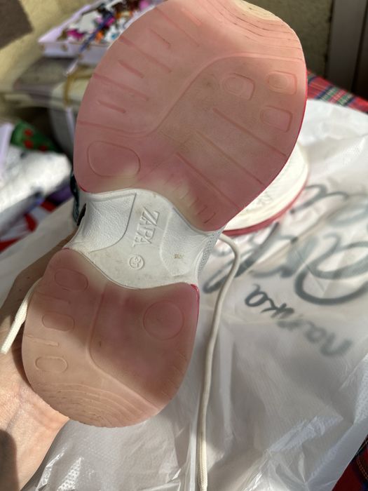 Продам детские кроссовки