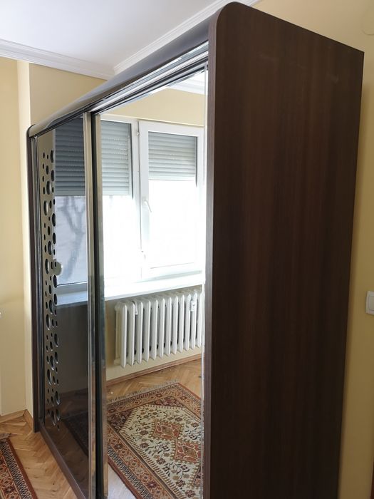 Продавам гардероб с плъзгащи врати