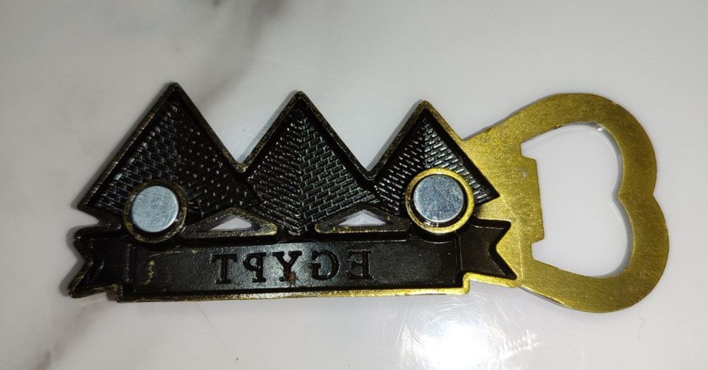 Сувенир (открывашка) на магните из Египта на холодильник