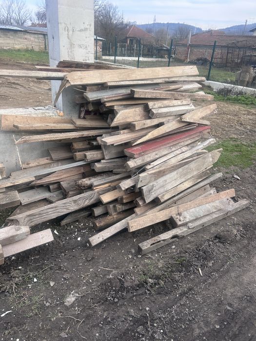 Дървени греди и платна за кофраж
