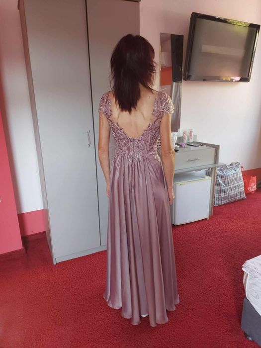 Продавам официална рокля