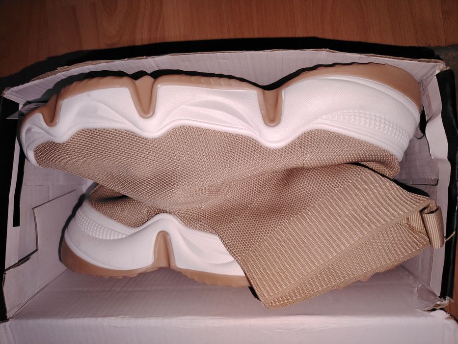 Нови бежови обувки