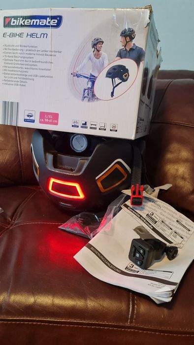 Casca bicicleta cu semnalizare integrata