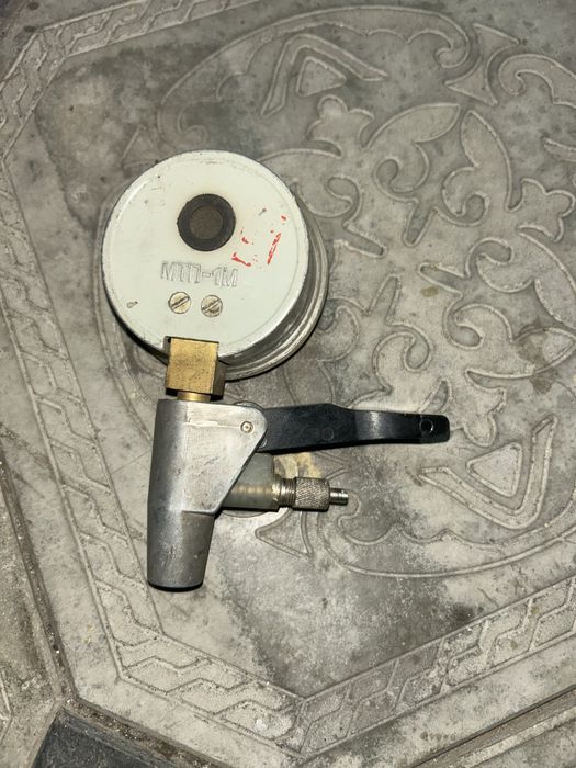 Продаю советские манометр