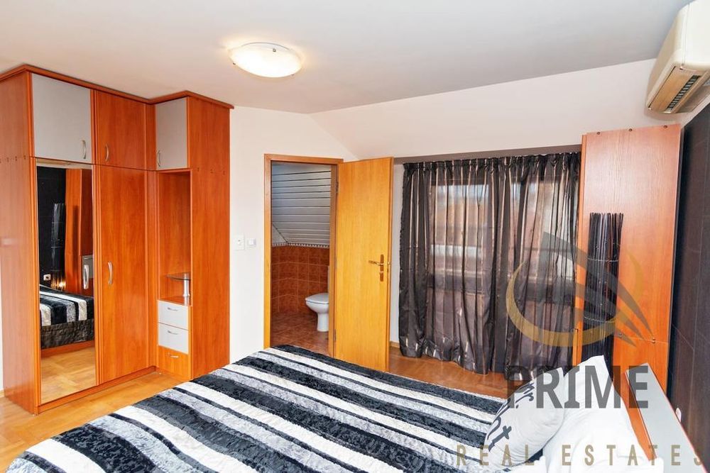 Център тристаен апартамент обзаведен