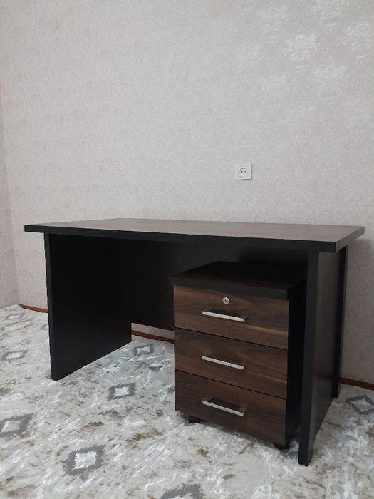 Ofisniy stol xolati yangi 3 ta tortmaliy