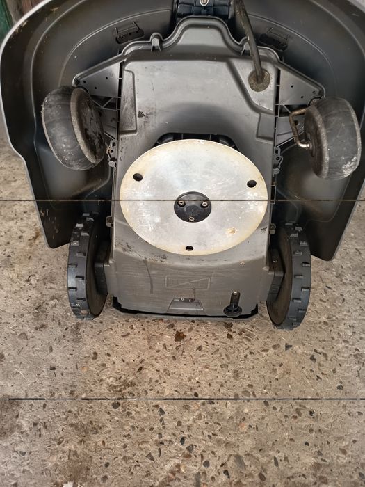 Cositoare automata pentru gazon Husqvarna  automower 310 pret negociabil