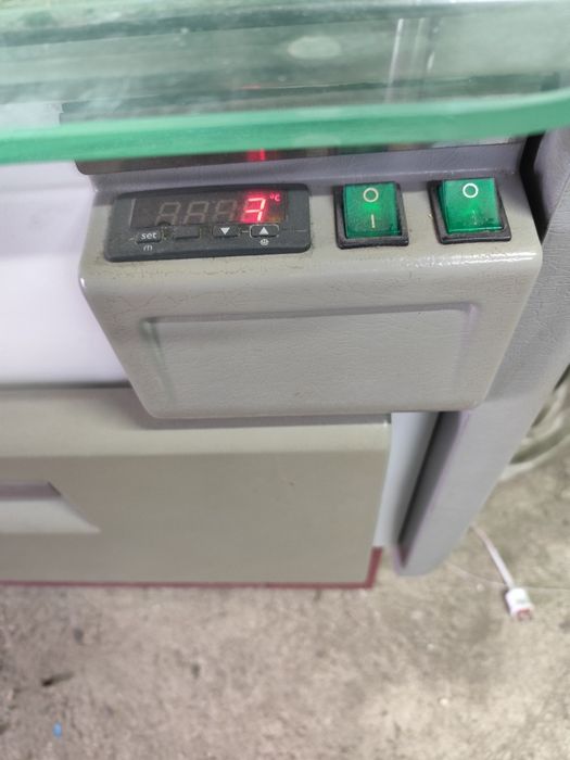 Продам холодильную витрину