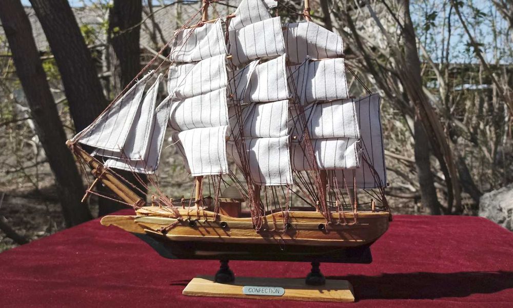 Модель парусного корабля