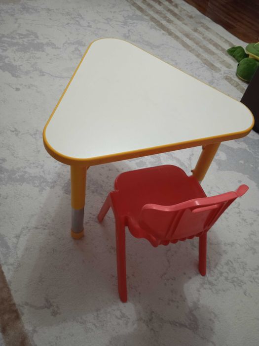 Детский столик со стулом