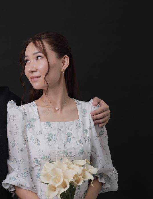 Белое платье с принтом