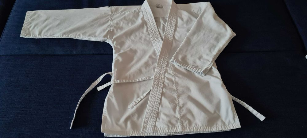 Детски екип за карате/айкидо с връзки отвътре