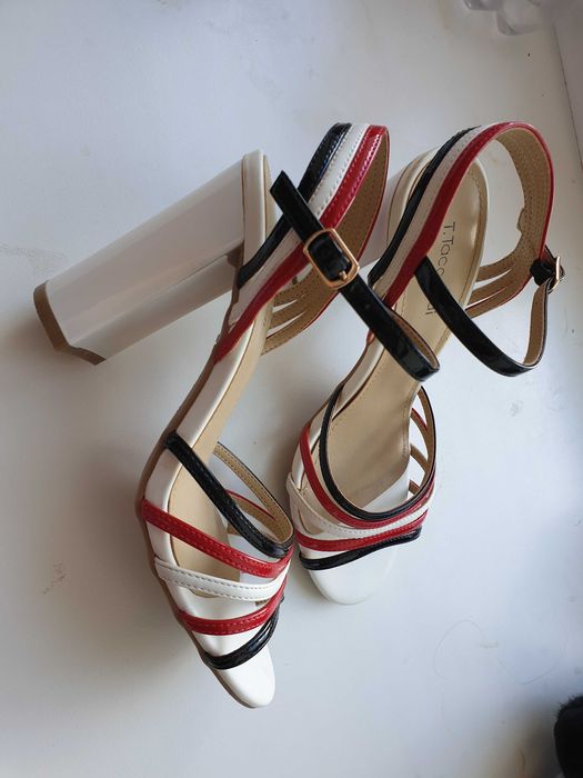 Продам босоножки