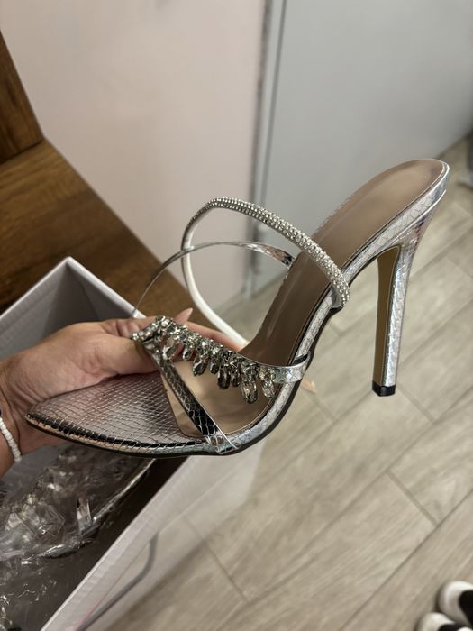 Елегантен сандал на ток