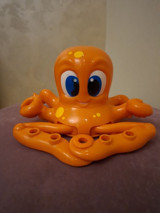 Играчка октопод рисува