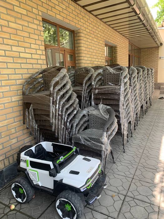 Стол и стулья Ратан