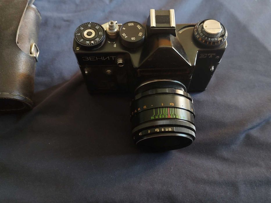 класически съветски огледално-рефлексен фотоапарат (SLR) Зенит ЕТ (на латиница: Zenit ET).  С обектив Helios-44.В отлично състояние.