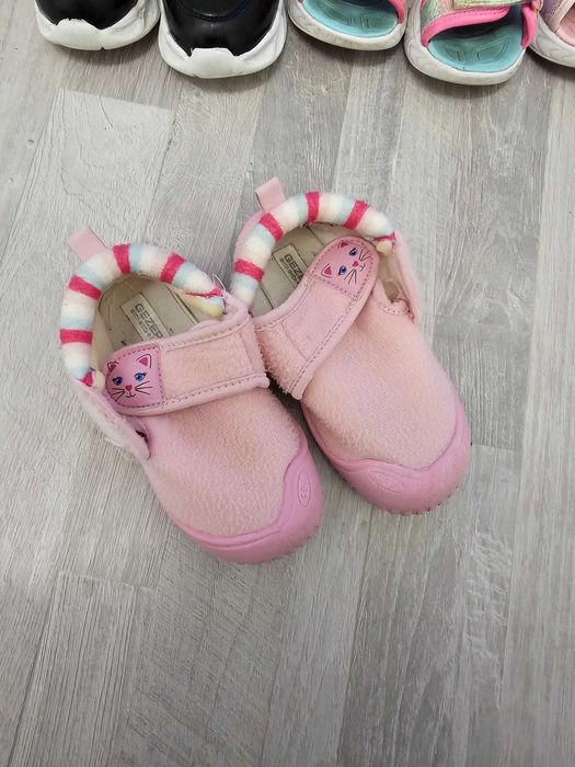 Обувки и сандали.